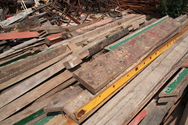 Madera aserrada y hierro para reciclar en depósitos de residuos — Foto de Stock