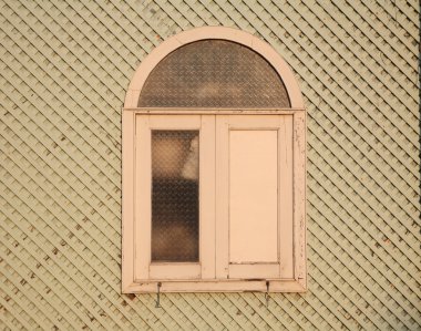 Yeşil duvar eski ahşap pencere