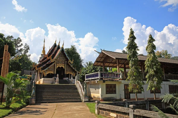Thajské Severní východ stylu chrám — Stock fotografie