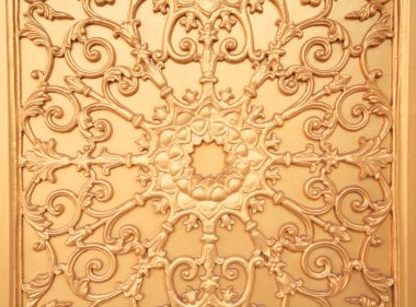 Çiçek desenini metal duvara oyulmuş 