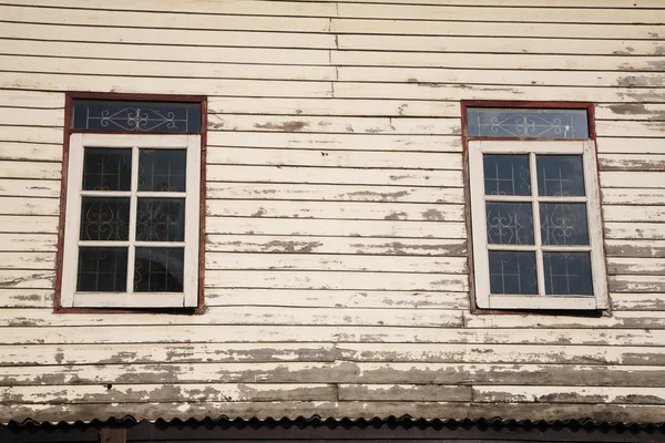 Ventanas y vieja pared de madera de la casa de campo — Foto de Stock