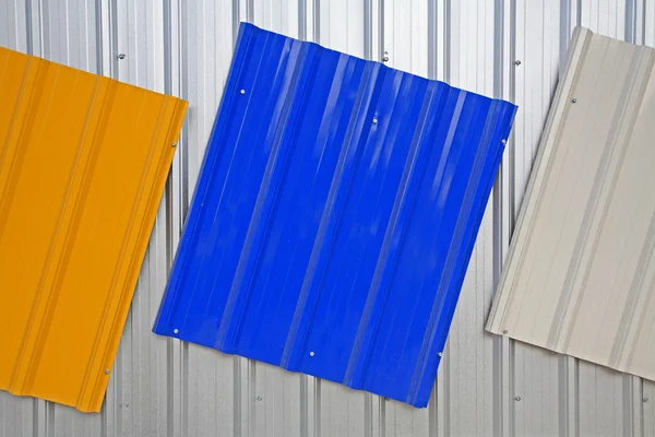 銀、青、黄色の色によって塗られた金属の屋根 — ストック写真
