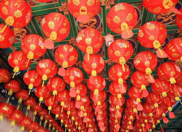 Faroles tradicionales colgando en el templo chino —  Fotos de Stock
