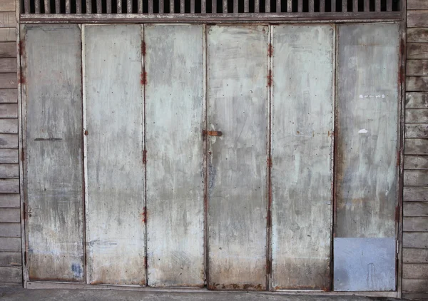 Puerta de madera vieja en casa tailandesa — Foto de Stock