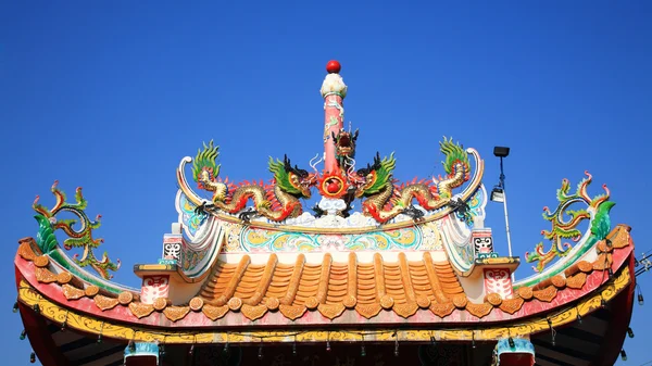 中国風神社の屋根の上に飾られたドラゴン — ストック写真