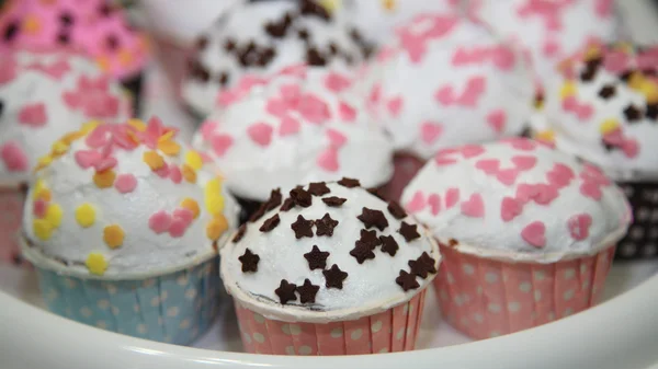 Muchos cupcakes con colorido aliño de suger —  Fotos de Stock
