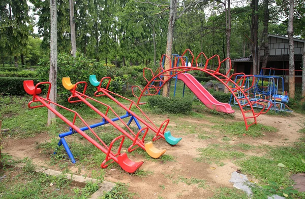 Parque infantil de crianças velhas no parque — Fotografia de Stock