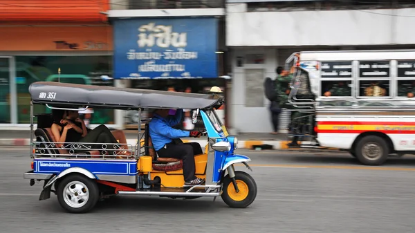 Tuk tuk taxi s cestujícími — Stock fotografie