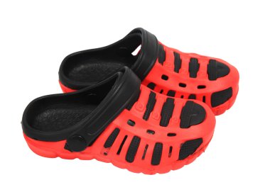 Beyaz arka plan üzerinde izole kırmızı çocuk Lastik Sandaletler