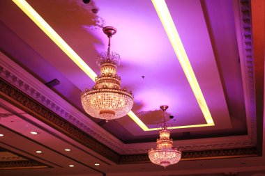 Mor ışık gölge ile lüks avizeler