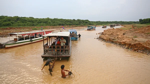 Paseo en barco por el lago Tonle Sap — Foto de Stock