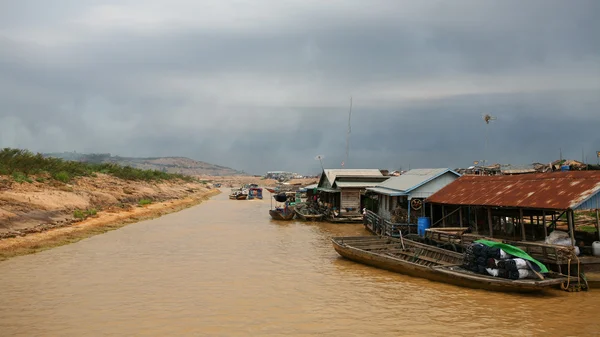 Bateaux et village flottant au lac Tonle Sap — Photo