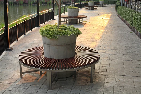 Moderner Gartensitz in Teichnähe — Stockfoto