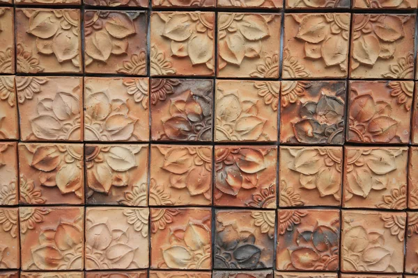 해바라기 새겨진된 패턴으로 벽돌 벽 — 스톡 사진