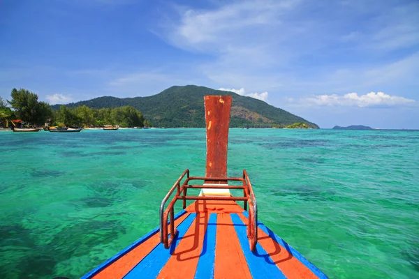 Holzboot auf kristallklarem Meer bei Koh Lipe — Stockfoto