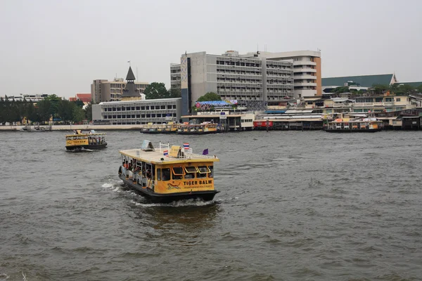 Traghetto per attraversare il fiume Chao Phraya — Foto Stock