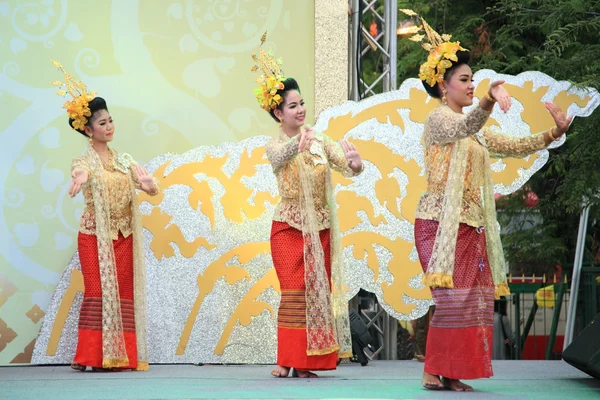 女の子はタイの伝統的なダンスを実行します。 — ストック写真