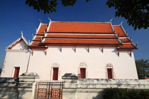 Gran templo tailandés en wat choeng tha en Nonthaburi —  Fotos de Stock
