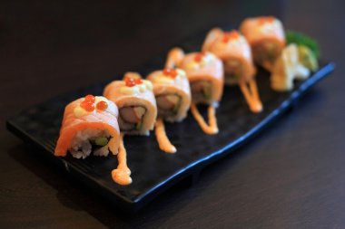 Somon baharatlı suşi rulo