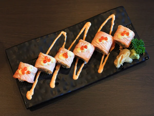 Lachs-Sushi-Rollen mit würziger Sauce — Stockfoto