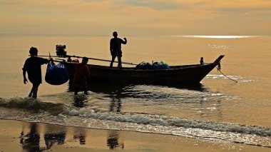 Balıkçılar gündoğumu, Balıkçı teknesinde