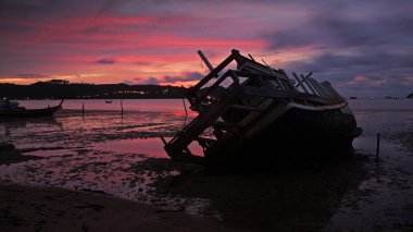 Phuket şafakta batık,