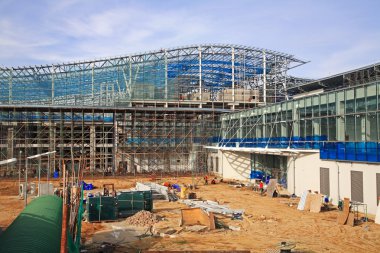 İşçilerle birlikte inşaat alanı