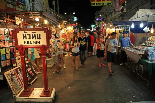 I turisti visitano il mercato notturno di Hua Hin — Foto Stock