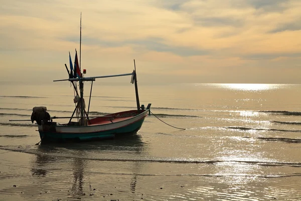 Barco de pesca no mar ao nascer do sol — Fotografia de Stock