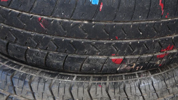 Vieille bande de roulement des pneus — Photo