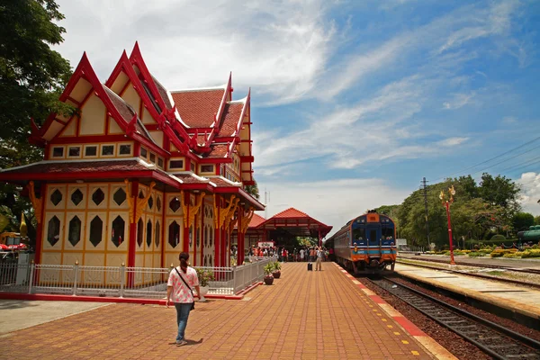 Turistler ve yolcu Hua Hin tren istasyonunun ziyaret edin — Stok fotoğraf