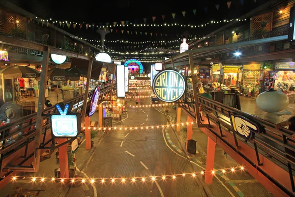 Turistas visitam Plernwan antigo edifício comercial — Fotografia de Stock