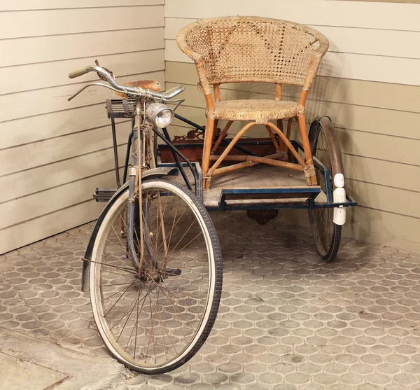 Vintage vieja bicicleta y remolque lateral — Foto de Stock