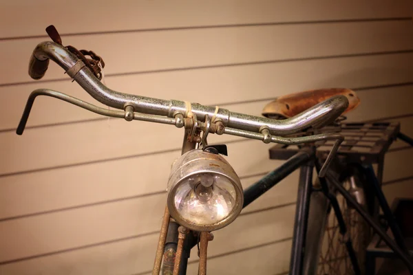 Bicicleta velha perto da parede de madeira — Fotografia de Stock