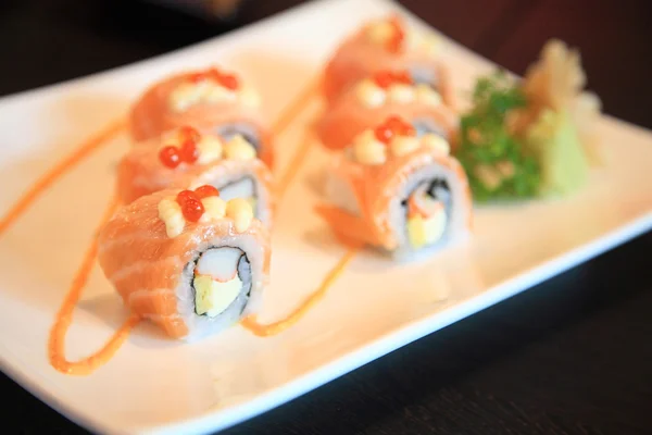 Salmão Sushi rolar alimentos saudáveis — Fotografia de Stock