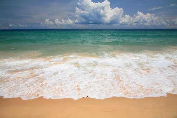 Costa tropical contra e céu azul em Phuket — Fotografia de Stock