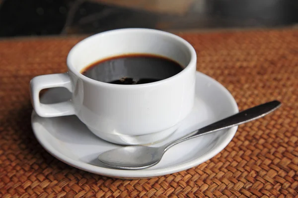 テーブルの上の熱いブラック コーヒー — ストック写真