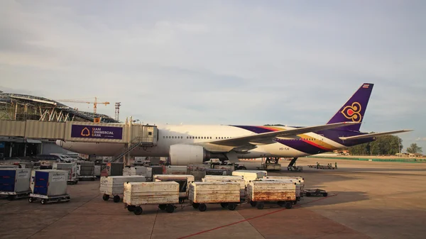 Aeronaves tailandesas pousaram no aeroporto de Phuket — Fotografia de Stock