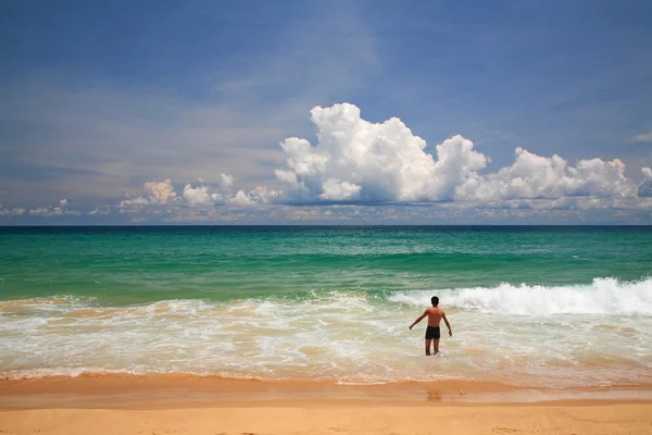 Sağlıklı adam sahilde rahatlatıcı — Stok fotoğraf