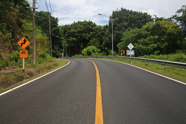Curva strada in salita sulla montagna a Phuket — Foto Stock