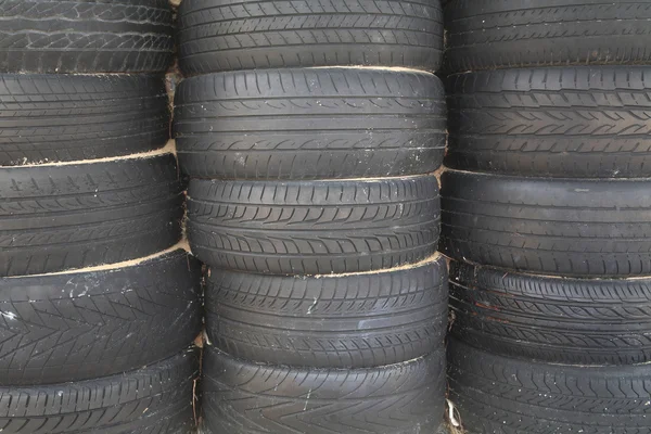 Pilha de pneus velhos conjunto — Fotografia de Stock