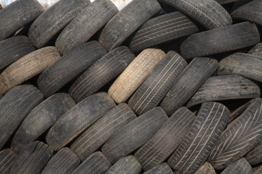 Yığın eski garaj lastikleri