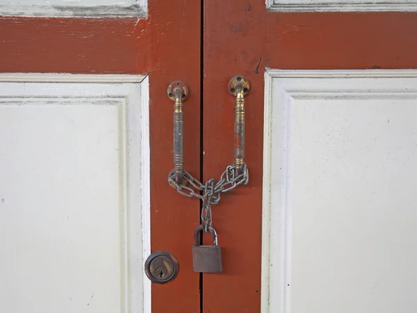 Porta de madeira trancada pela chave mestra — Fotografia de Stock