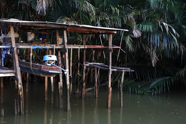 Barco a motor de madera en muelle de madera tradicional tailandés — Foto de Stock