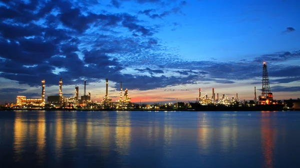 Bangchak oljeraffinaderi mot skymningen himmel — Stockfoto