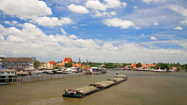 Nave da carico salpa sul fiume Chao Phraya — Foto Stock