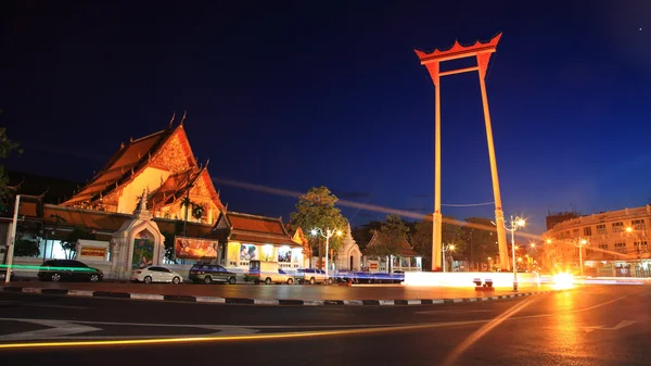 Gigantisk gunga och Suthat tempel på Twilight i Bangkok — Stockfoto