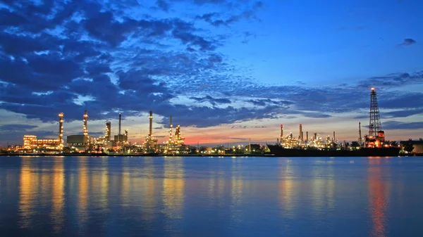 Бангчакский нефтеперерабатывающий завод на рассвете, Бангкок — стоковое фото