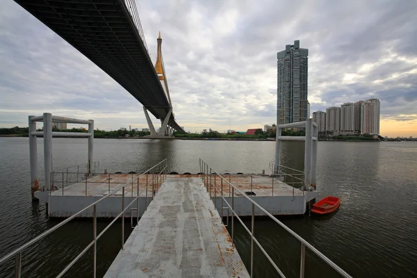 Passengers port under Rama IX suspension bridge, Bangkok — Stock Photo, Image