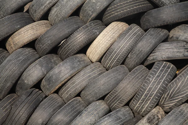 Pile de vieux pneus — Photo